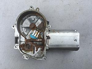 Rear Wiper Sticks-motor-internal.jpg